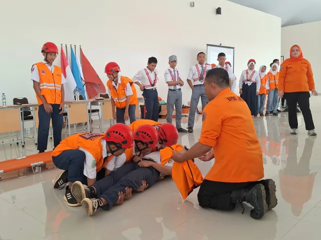 Simulasi Bencana di Sekolah: Latihan Praktik yang Mengubah Cara Siswa Melihat Risiko