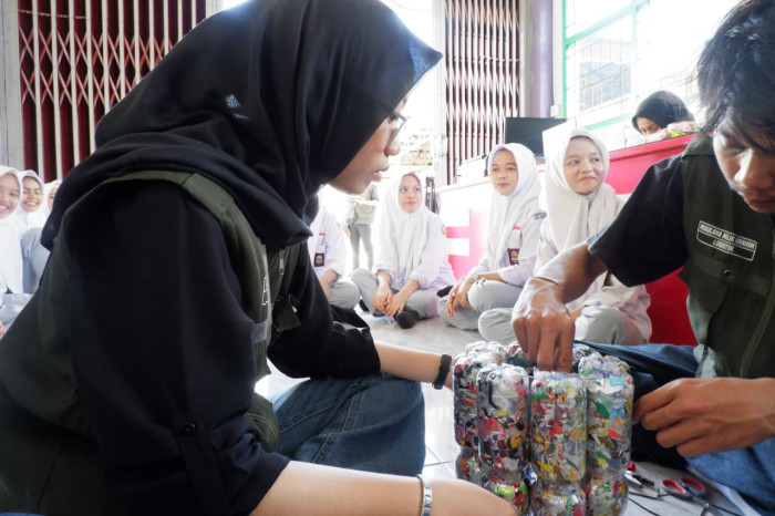 Ubah Sampah Rumah Tangga Jadi Mainan Edukatif