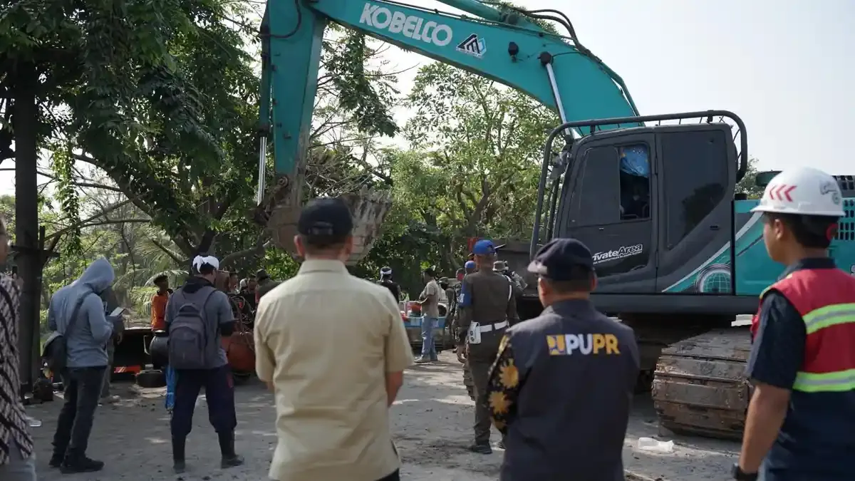 Bangunan Liar Dibongkar di Akses Tol Karawang: Langkah Berani Atasi Kemacetan