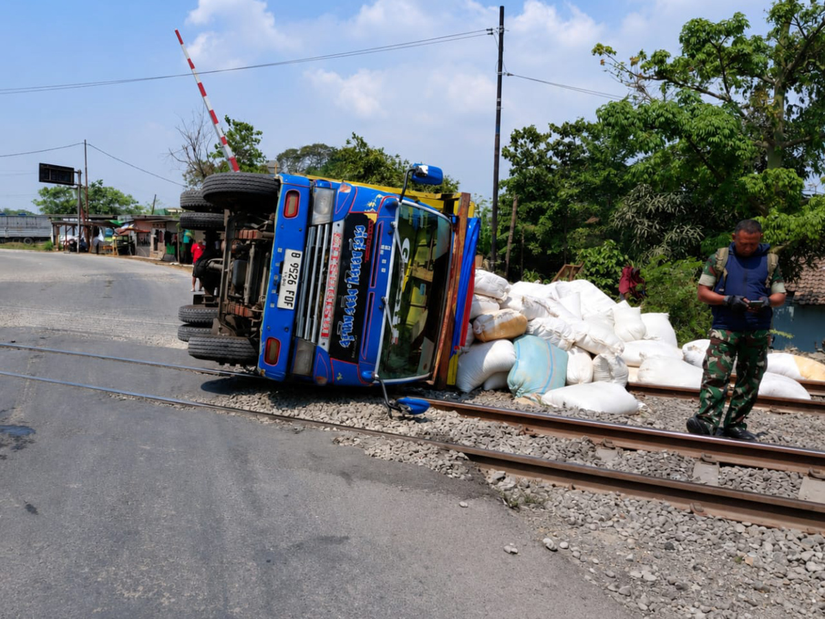 Truk Terguling Tunda 11 Kereta: Alarm untuk Kendaraan Laik Jalan di Perlintasan