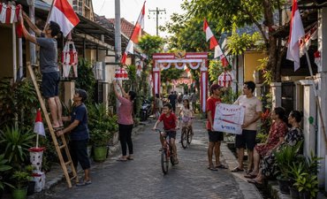 Dekorasi Outdoor Meriah Tanpa Berlebihan di Pagar dan Gang