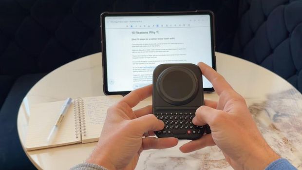 Clicks Power Keyboard: Nostalgia BlackBerry di Era Layar Sentuh