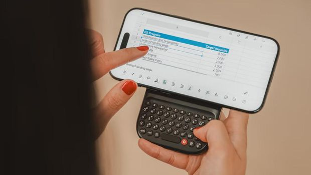 Clicks Power Keyboard: Nostalgia BlackBerry di Era iPhone dan Android