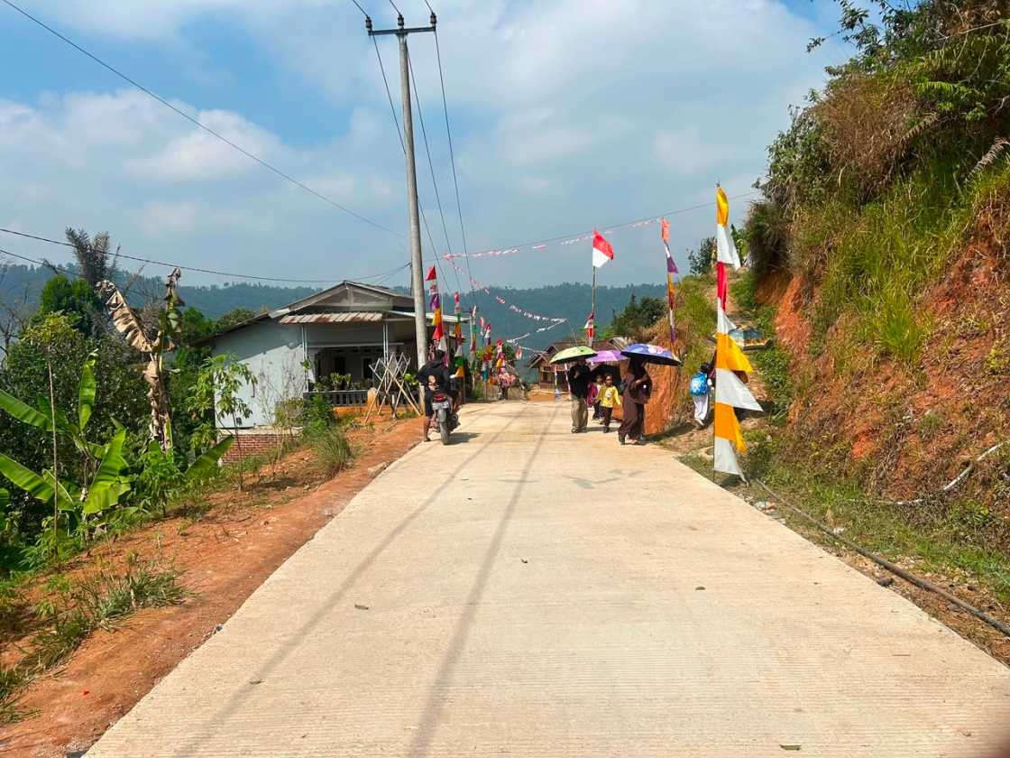 TMMD Ke-129 Selesaikan 872 Meter Jalan Beton: Militer dan Infrastruktur Desa