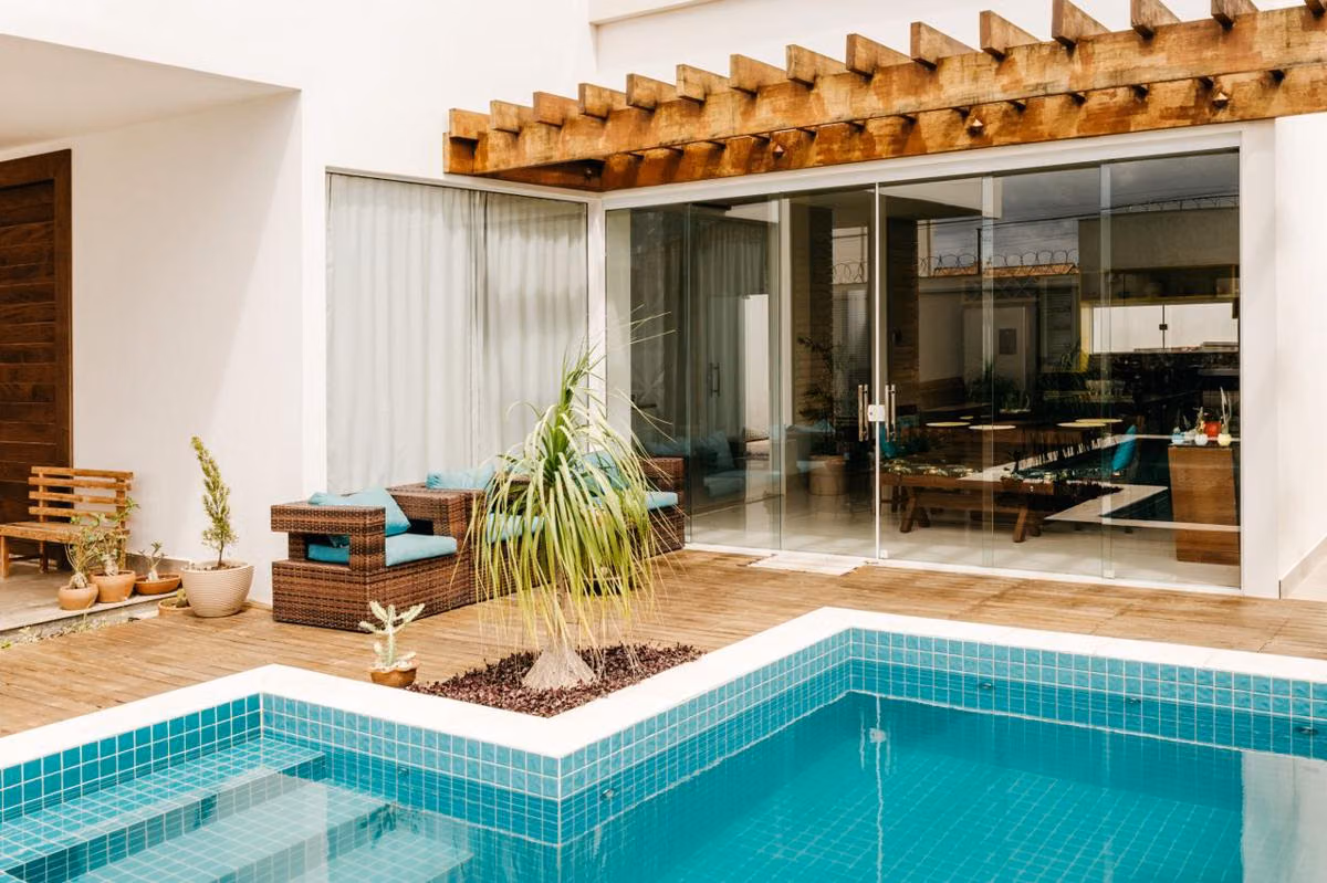 Transformasi Halaman Belakang Jadi Oasis Resort di Rumah