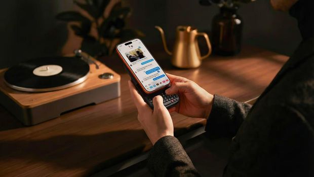 Clicks Power Keyboard: Nostalgia BlackBerry di Era Layar Sentuh
