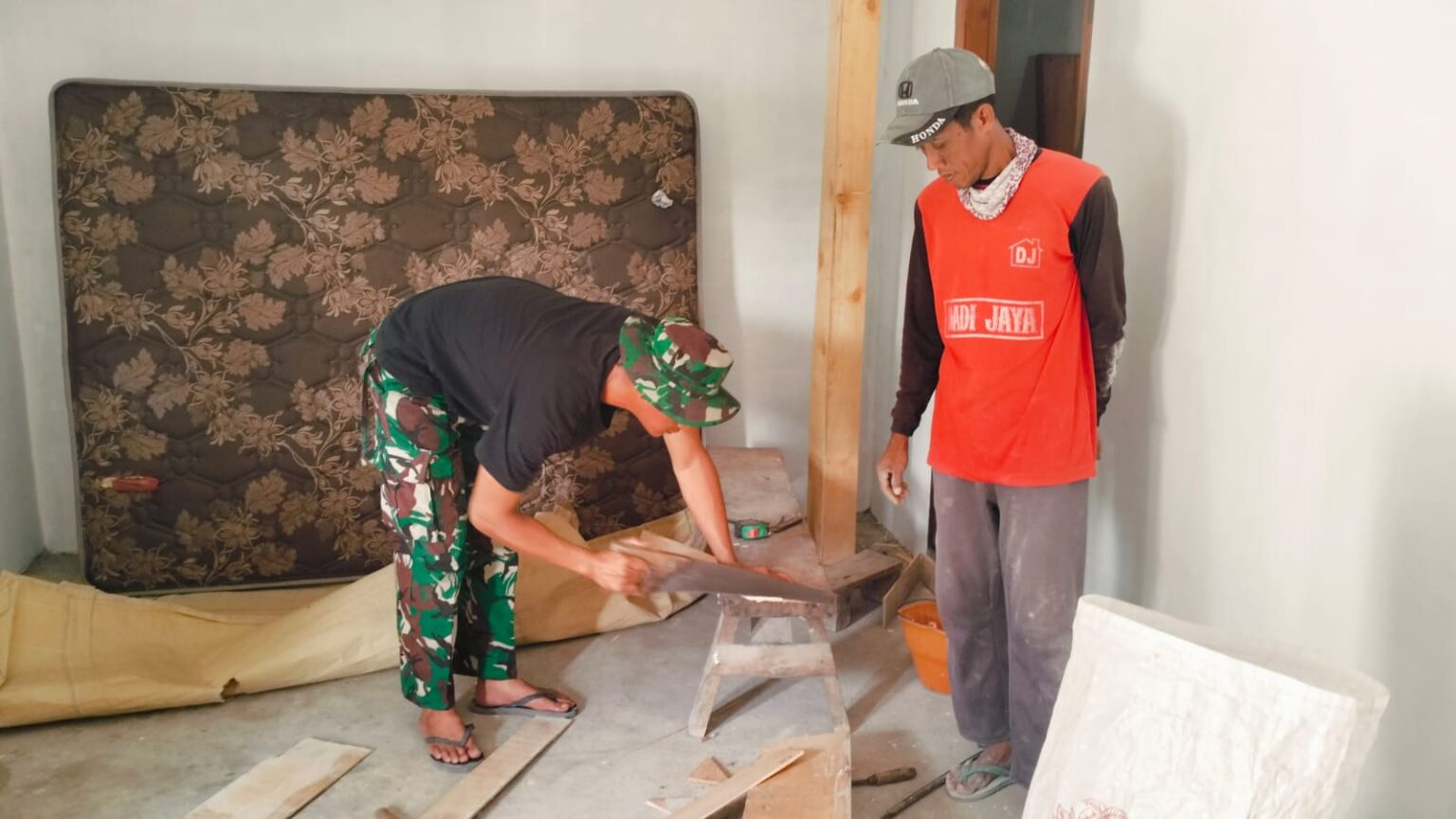 Satgas TMMD dan Warga Tlemang: Gotong Royong Wujudkan Rumah Layak Huni