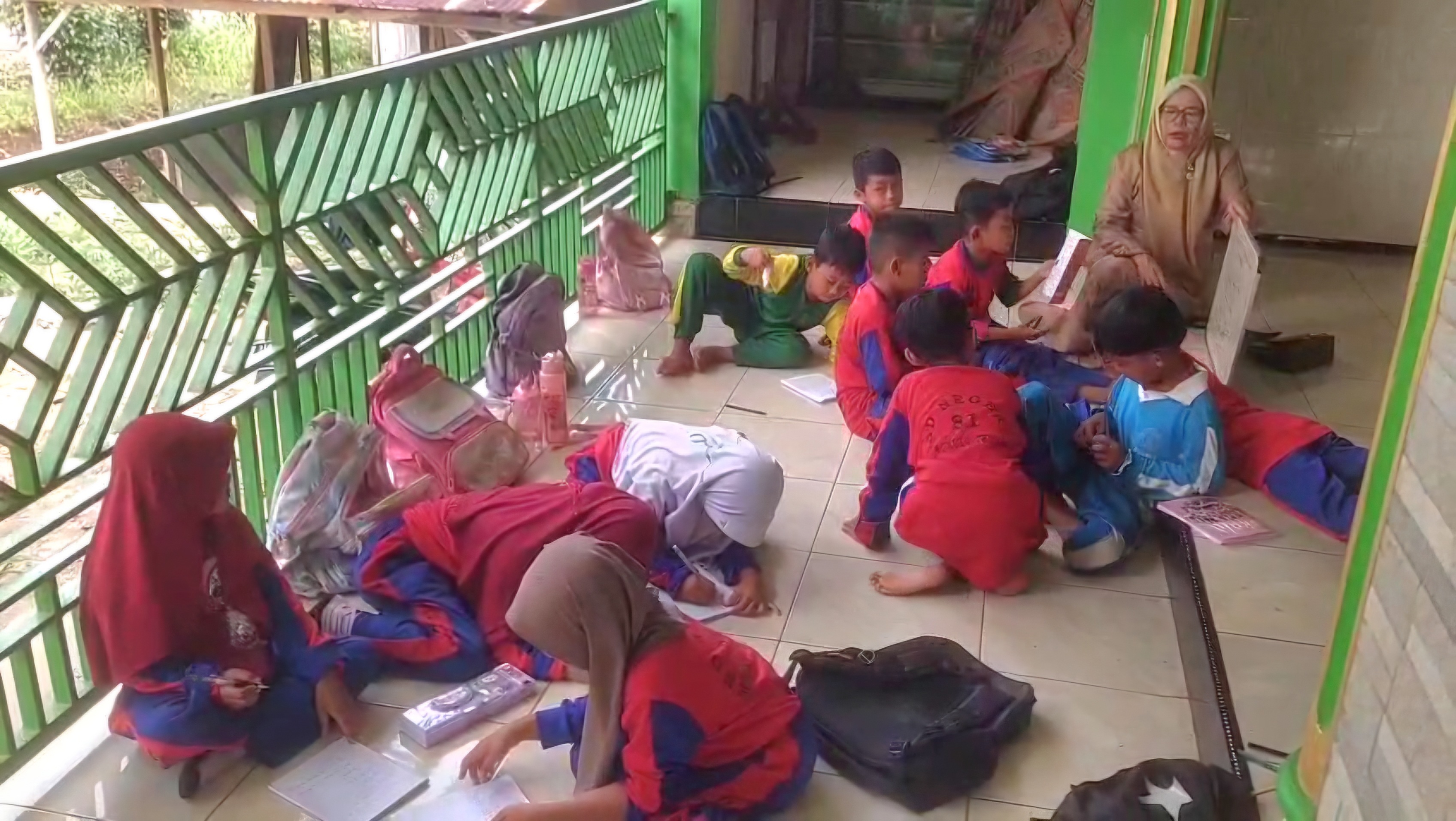 Ruang Kelas Rusak Paksa Siswa Belajar di Masjid