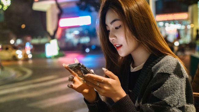 Doomscrolling: Mengapa Kita Terjebak Berita Buruk dan Cemas