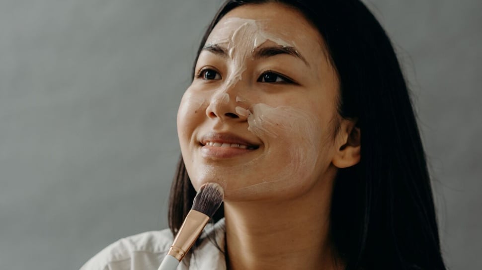 Tinted Sunscreen sebagai Base Makeup: No-Makeup Look yang Melindungi