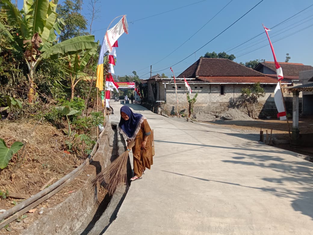 Program Militer Bangun Jalan Desa: TMMD dan Warga Wujudkan Jalan Beton Cukil