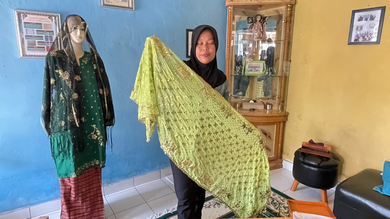 Dari Tudong Manto Lingga ke Pasar Internasional Tekstil