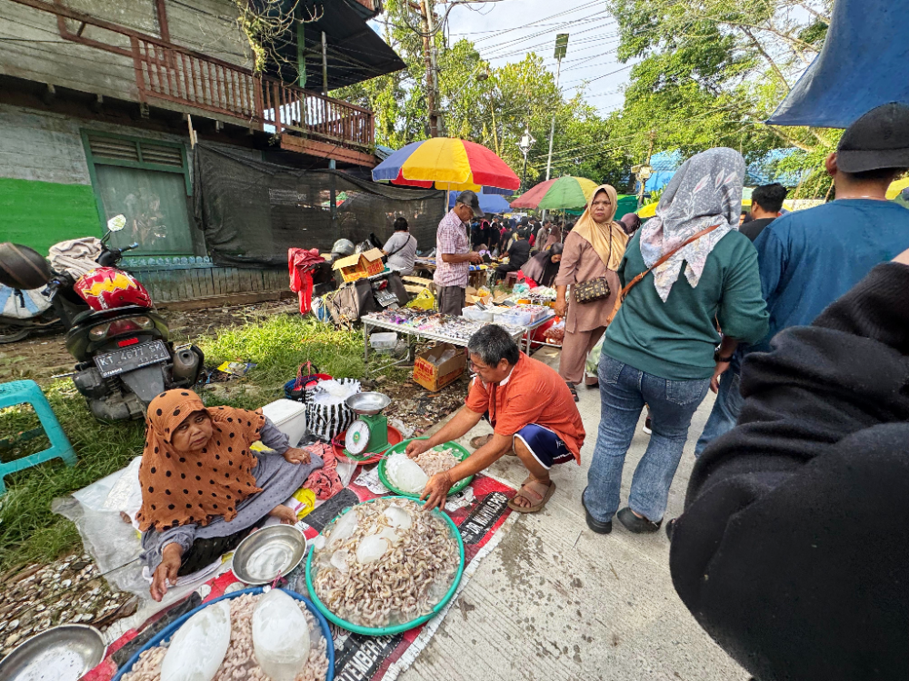 Data Kemiskinan Turun, Lapangan Berkisah Lain