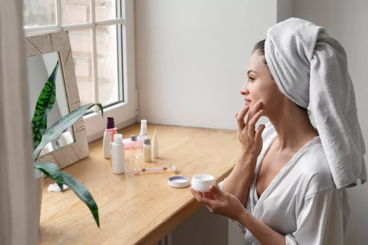 Mengapa Skincare Berlapis Bisa Memicu Breakout dan Cara Aman Menggunakannya