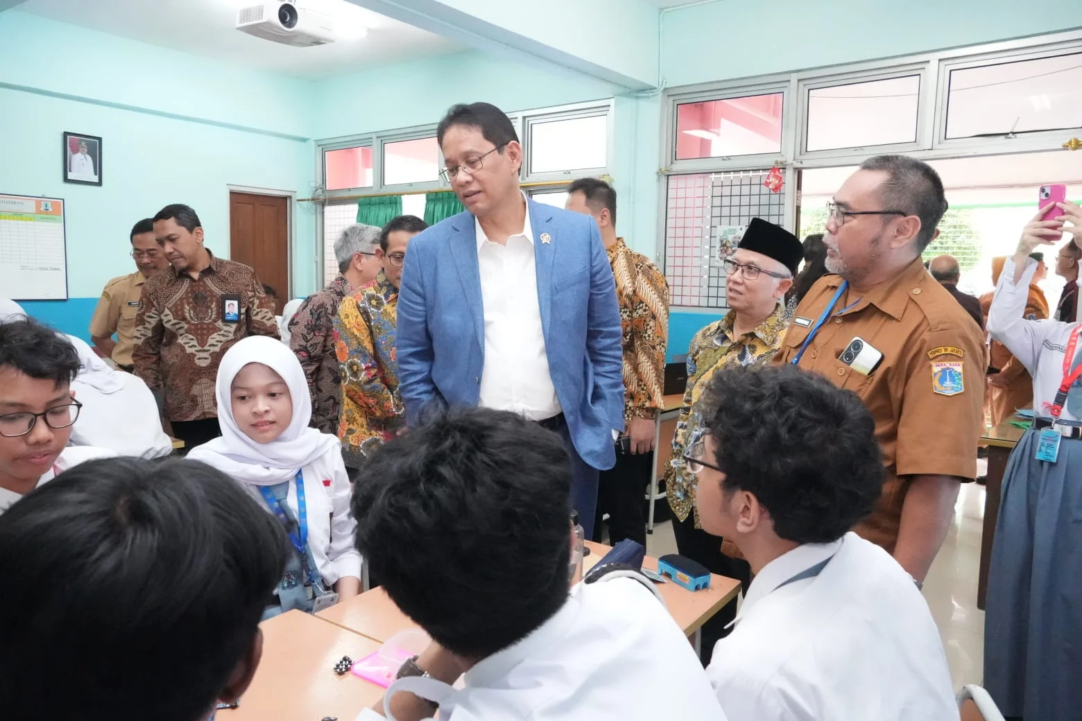 Papan Interaktif Digital Masuk Tiap Kelas: Momentum Baru Digitalisasi Sekolah