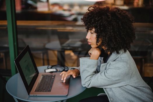 Dari Latar Belakang Non-Teknis ke Programmer Profesional