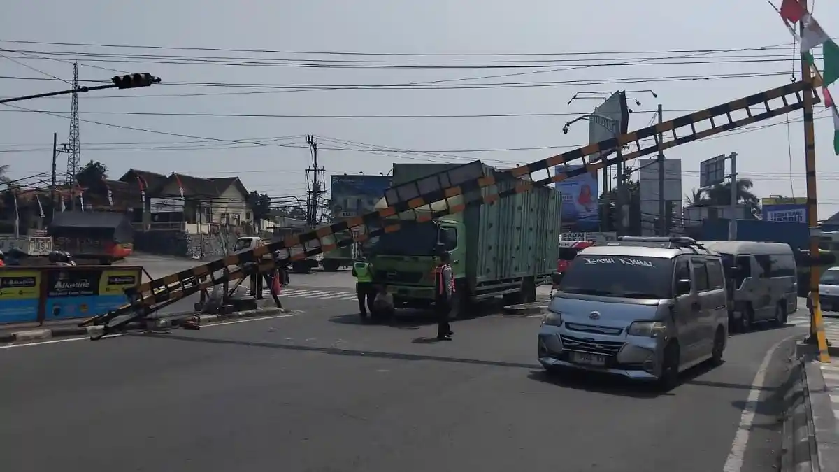 Ketergantungan GPS dan Truk yang Menghantam Portal Pembatas