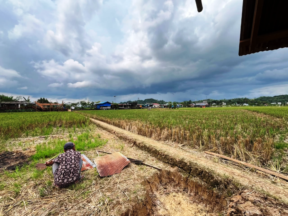 Data Kemiskinan Turun, Lapangan Berkisah Lain