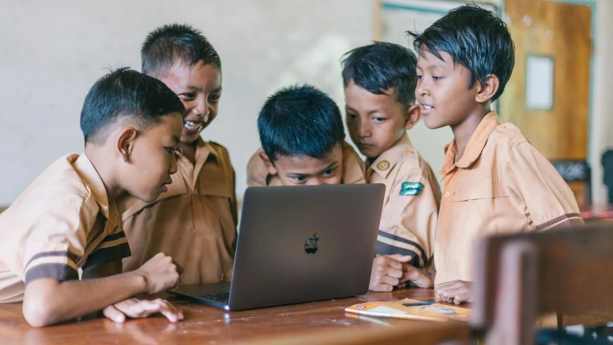 Sekolah Gencar Sosialisasi Aplikasi AMAN untuk Perlindungan Anak Digital