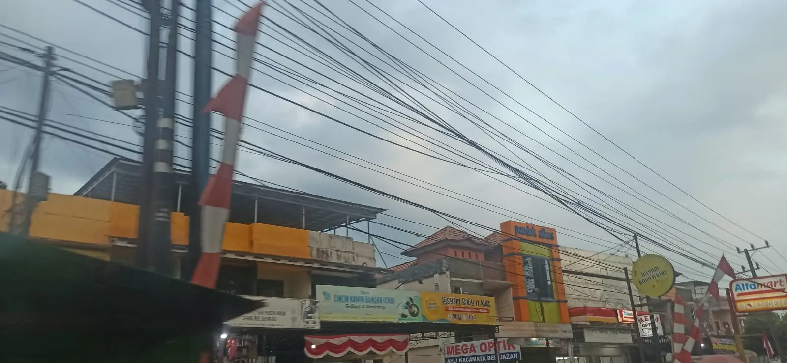 Kabel Fiber Optik Semrawut: Ujian Serius Penataan Infrastruktur Digital Kota