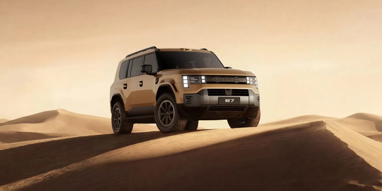 Land Cruiser 300 GR-S HEV vs GAC Yue 7: Duel SUV Premium Off-Road