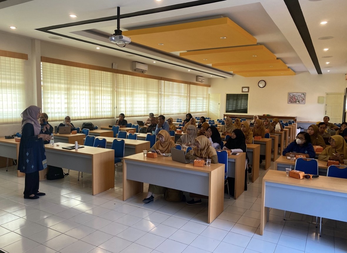 Universitas Dorong Kompetensi Guru Sains Lewat Workshop dan Modul Riset