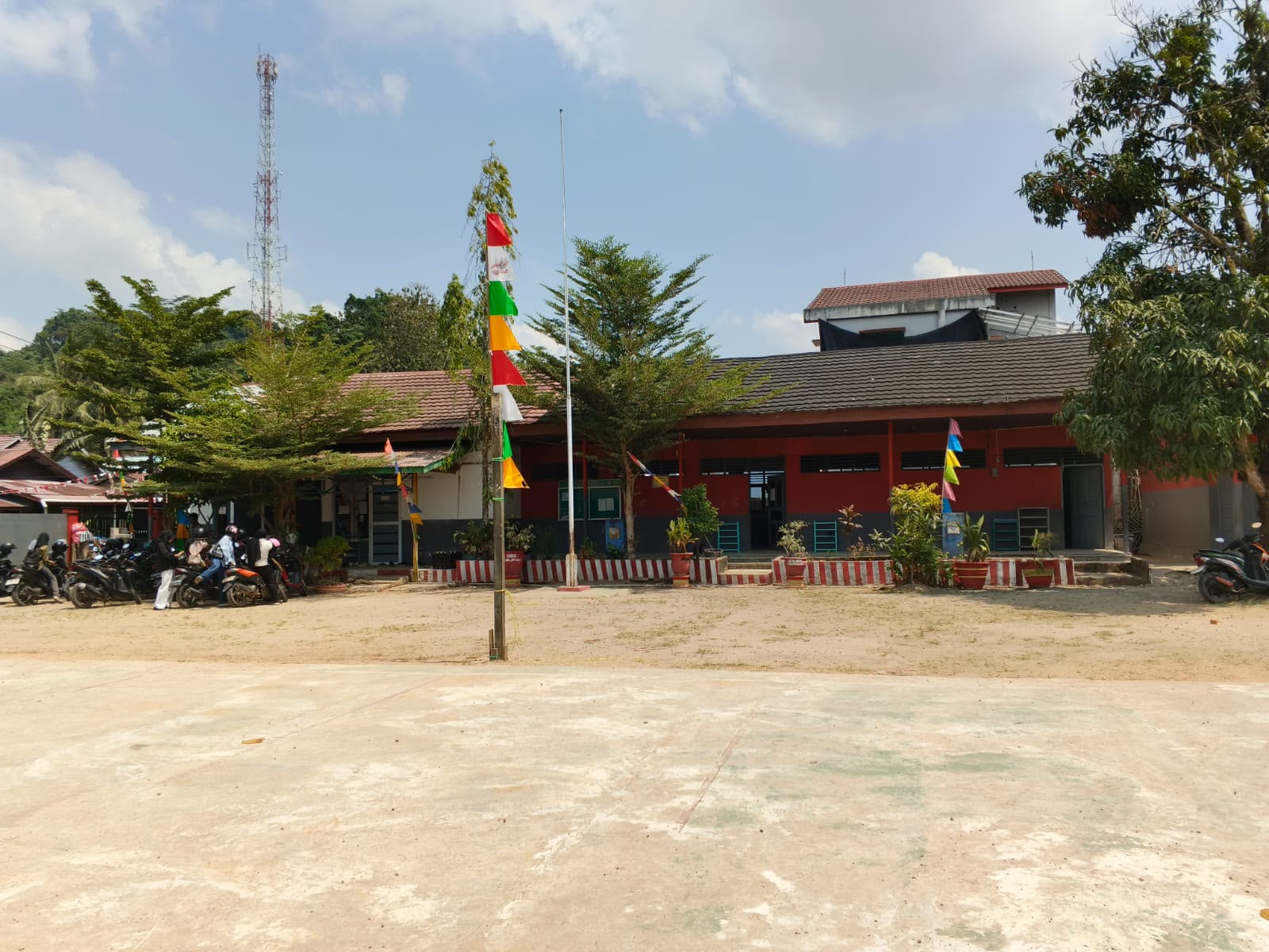 Kekurangan Ruang Kelas Memaksa Sekolah Terapkan Shift Ganda
