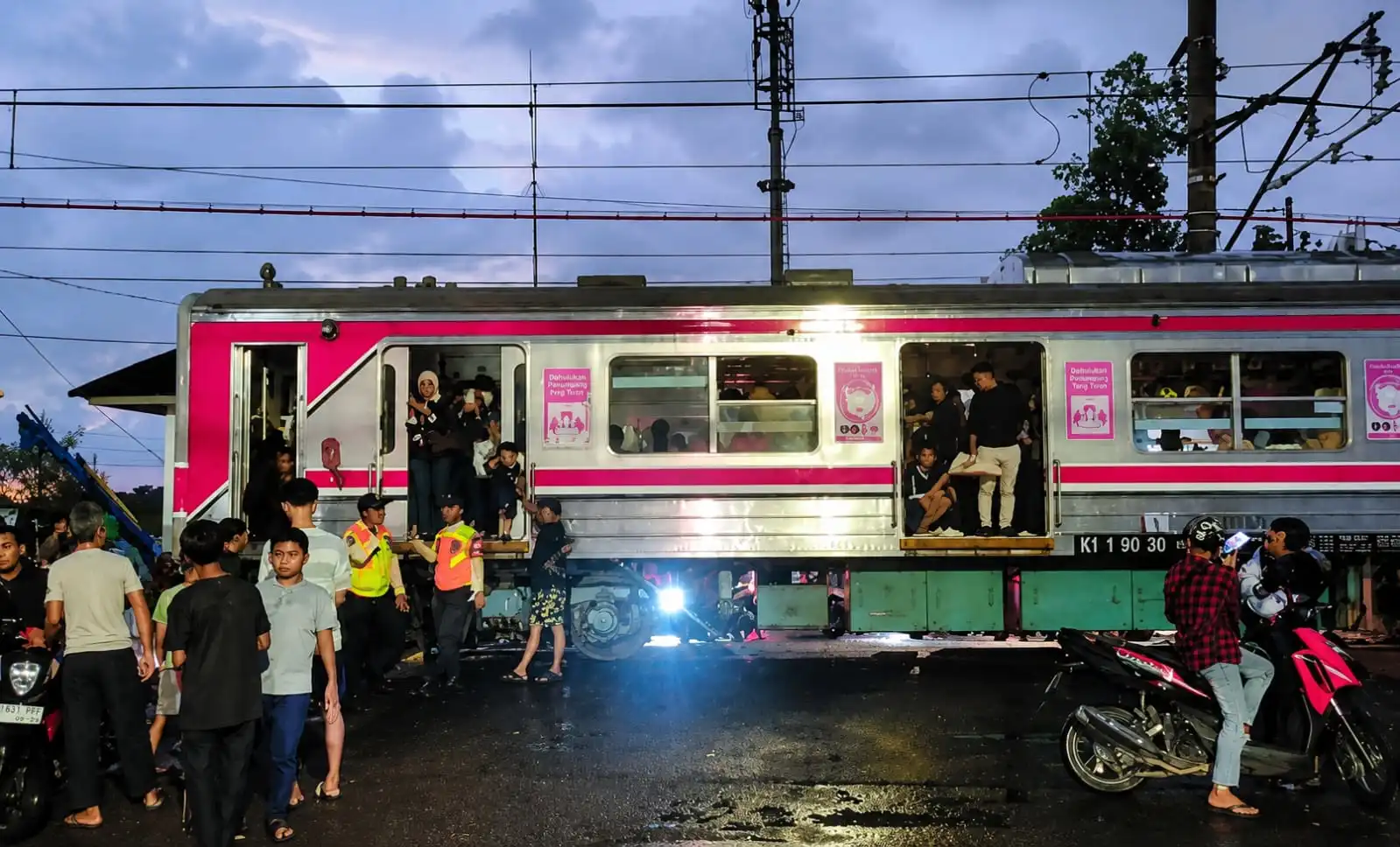 Pagar Pengaman Peron KRL: Sudah Saatnya Jadi Standar Keselamatan