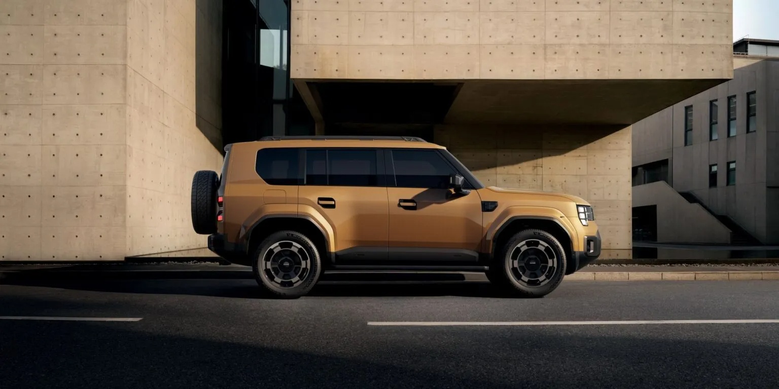 Land Cruiser 300 GR-S HEV vs GAC Yue 7: Duel SUV Premium Off-Road