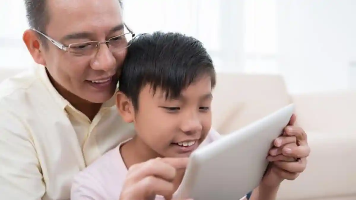 Ayah di Rumah tapi Anak Merasa Sendiri: 5 Tanda Absensi Emosional