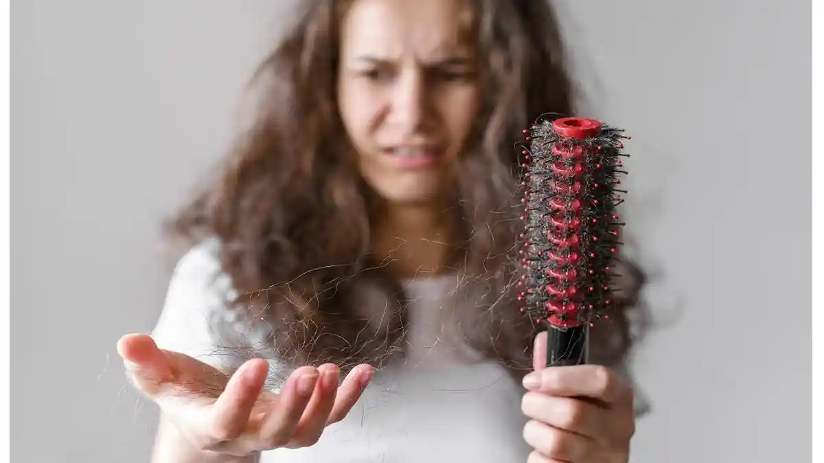 Penyebab Rambut Rontok pada Wanita yang Sering Terlewatkan