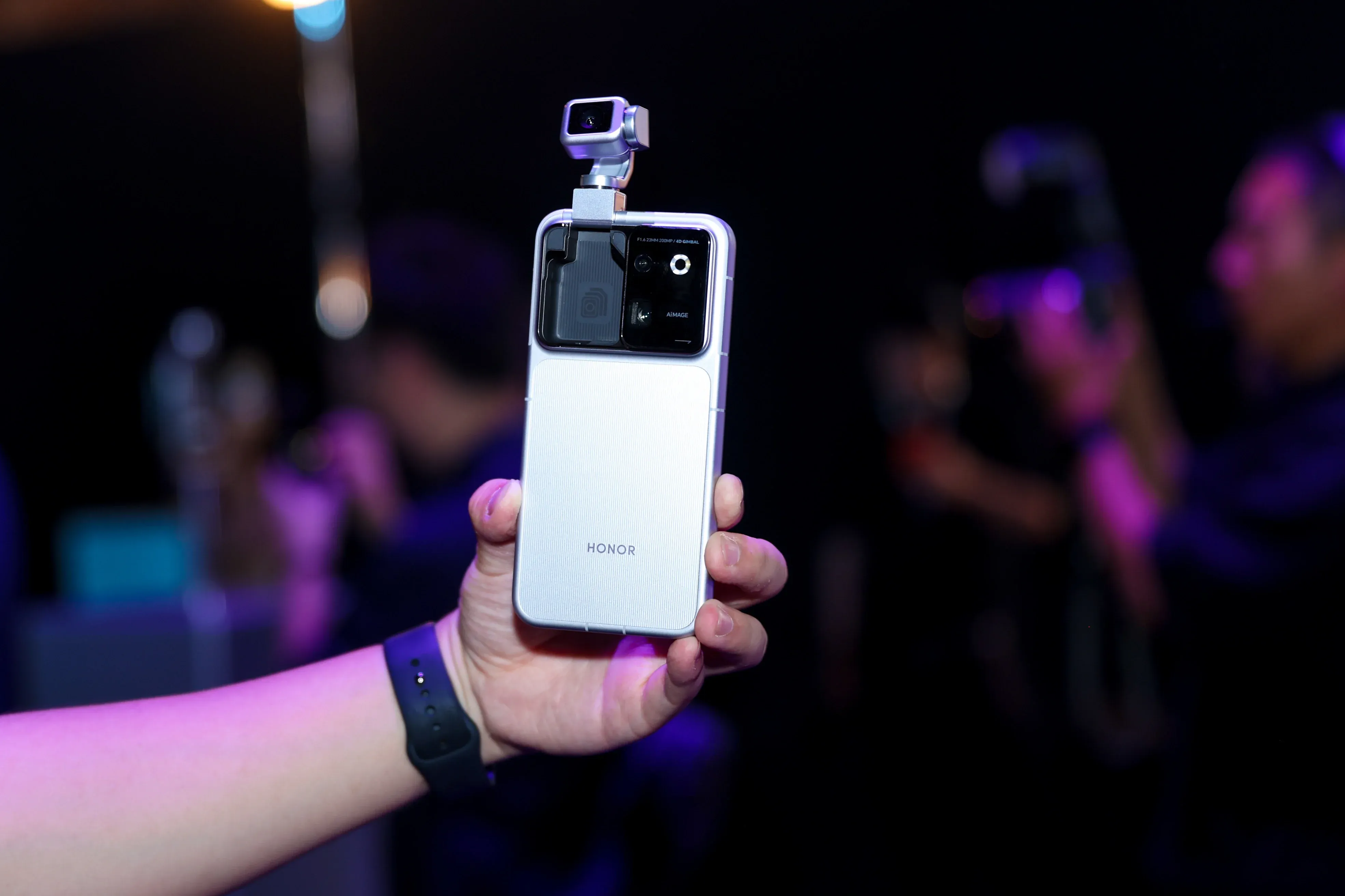Kamera Gimbal 200MP yang Bergerak Sendiri: Era Baru Robot Phone untuk Fotografer Mobile