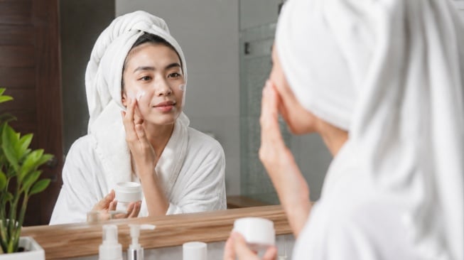 Urutan Pemakaian Essence, Serum, dan Moisturizer yang Benar
