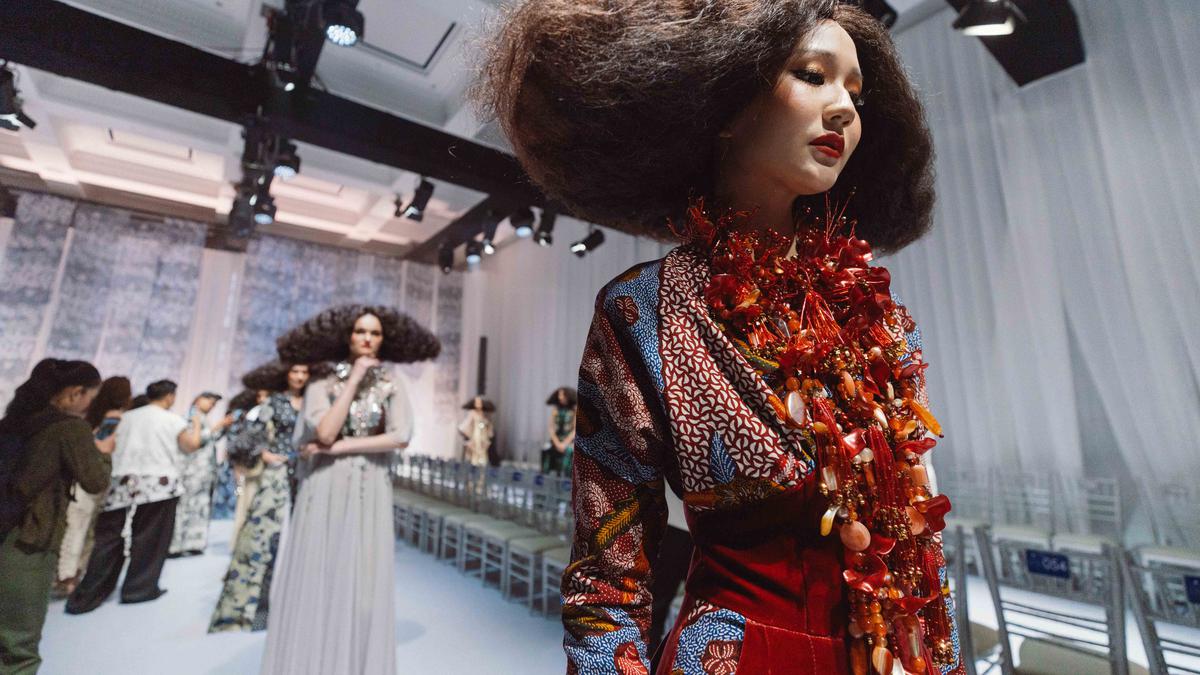 Sekar Jagat: Nusanova 2.0 dan Tafsir Baru Batik di Haute Couture