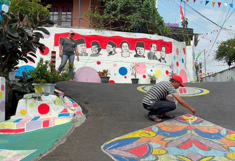 Dari Limbah Galon ke Kampung Warna-Warni: Dekorasi Ramah Lingkungan dari Warga