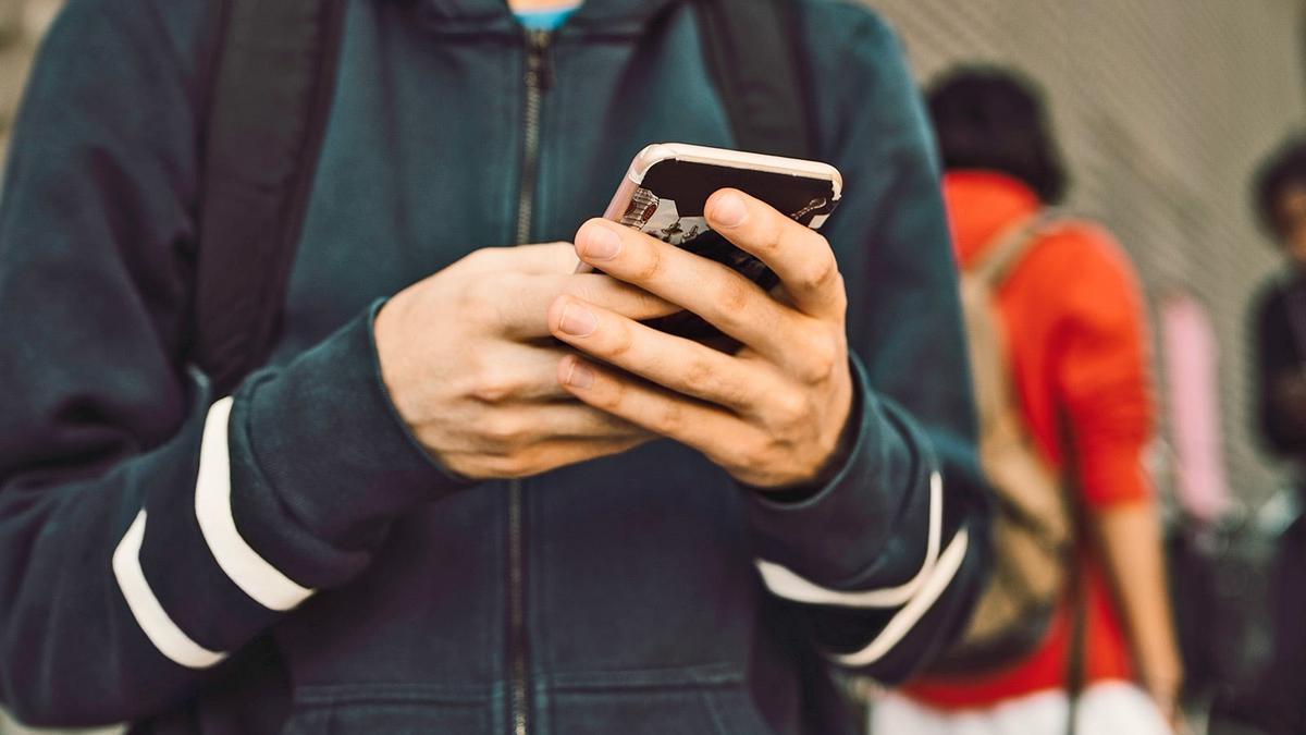 Dari Overstimulasi Otak hingga Pikiran Bunuh Diri: Bahaya Screen Time Berlebihan