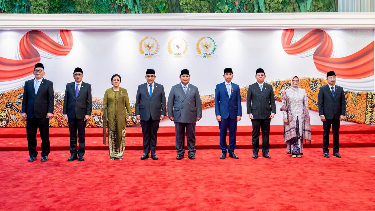 Kebaya Hijau Olive dan Layering Silver di Panggung Kenegaraan