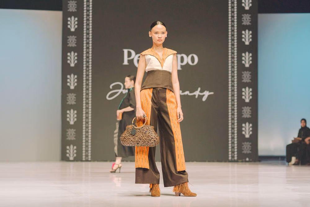 Kebaya dan Ulos: Warisan yang Masuk Panggung Kontemporer