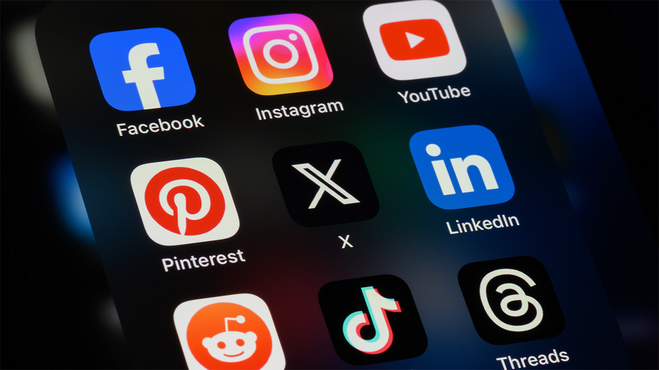 Apple Bayar Publisher untuk Konten Siri AI: Taruhan Baru di Bisnis Berita Digital