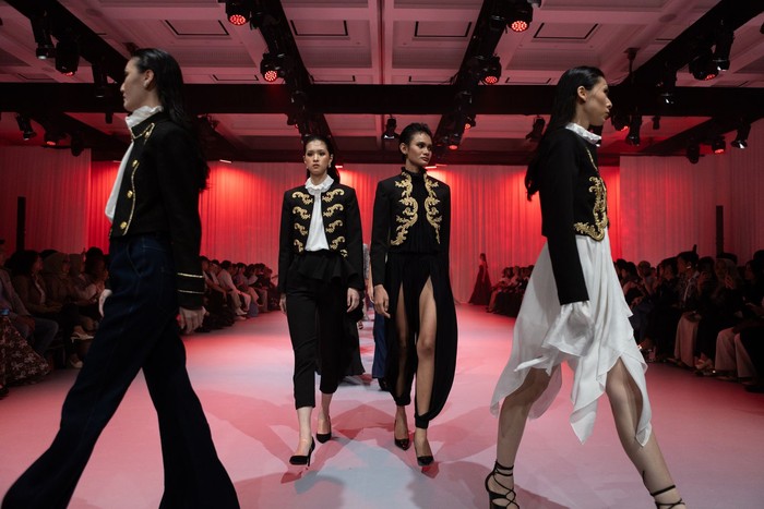 Koleksi Apres la Revolution dan Zirah Baroque yang Mengguncang Panggung Mode