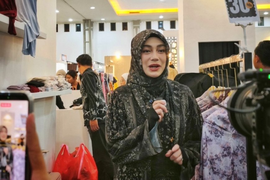 Busana Syar'i Bertemu Gaya Praktis di Panggung Modest Fashion