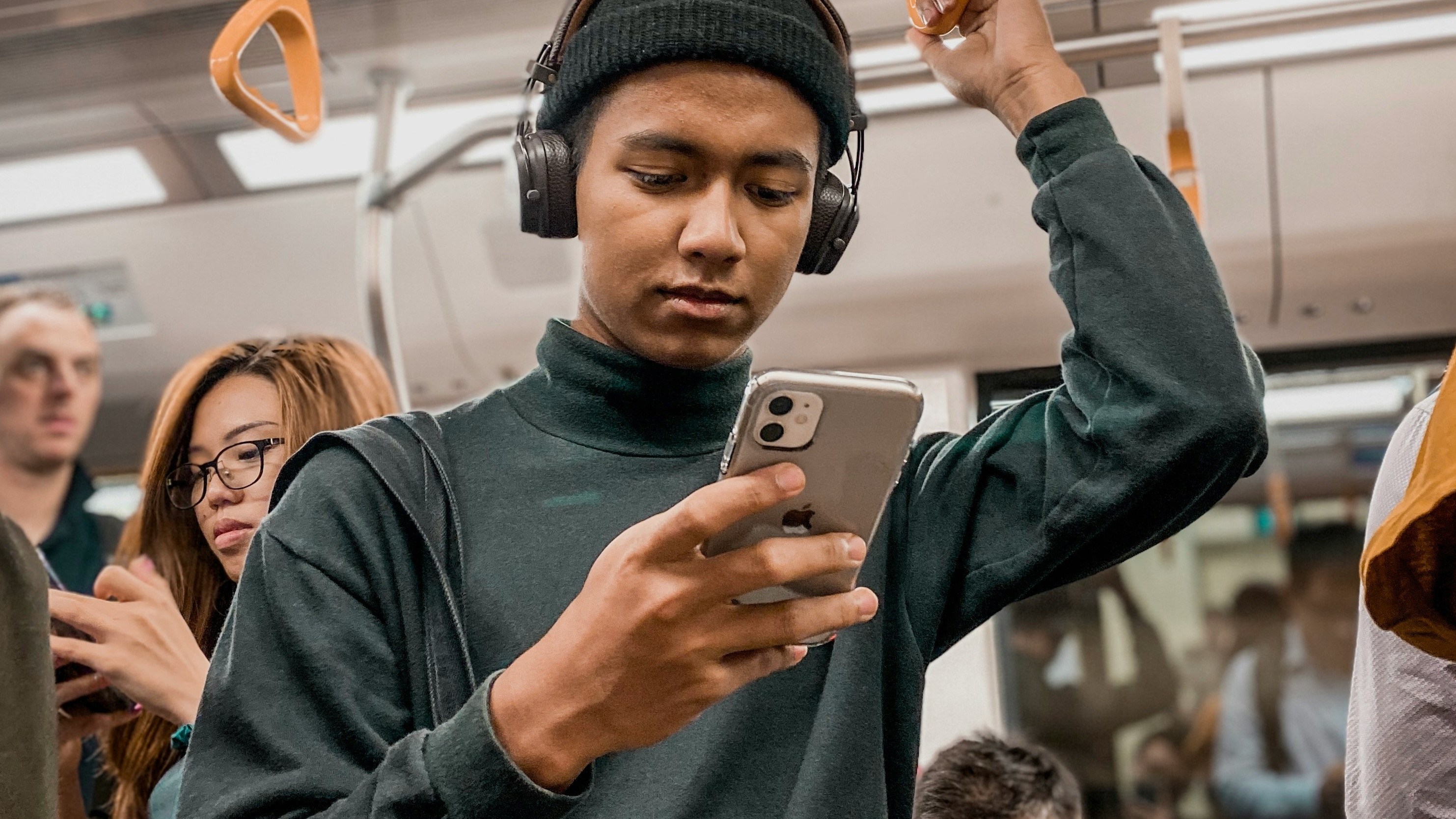 Apple Bayar Publisher untuk Konten Siri AI: Taruhan Baru di Bisnis Berita Digital