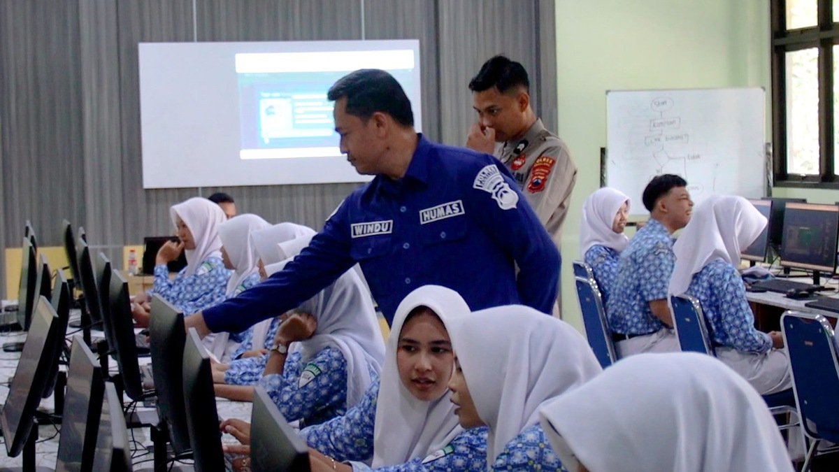 Polisi Latih Pelajar Mengenal AI dan Risiko Dunia Digital