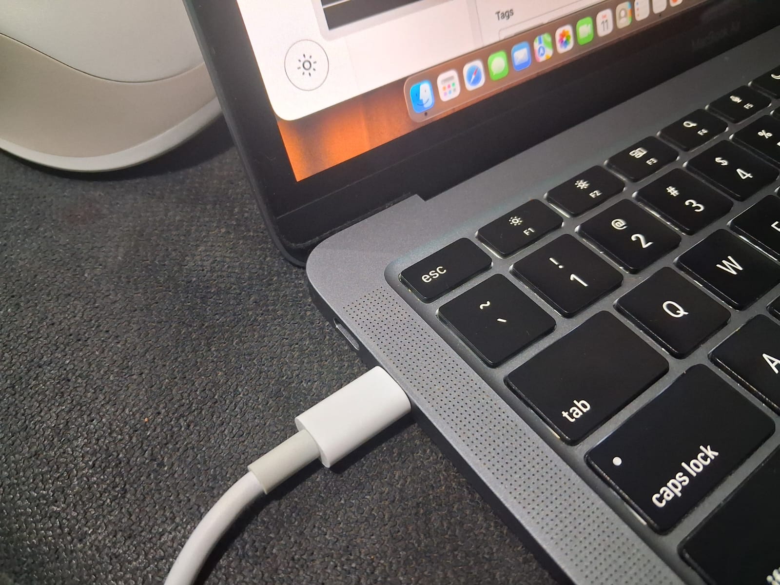 Mengecas Laptop USB-C dengan Charger Berbeda: Aman atau Berisiko?
