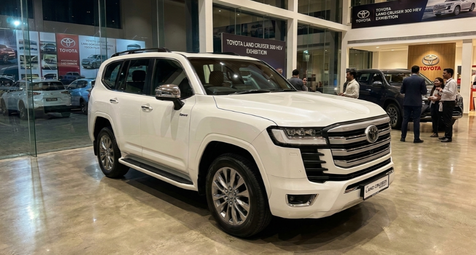 Land Cruiser 300 Hybrid GR-S: Flagship SUV Premium yang Tetap Tangguh di Medan Ekstrem
