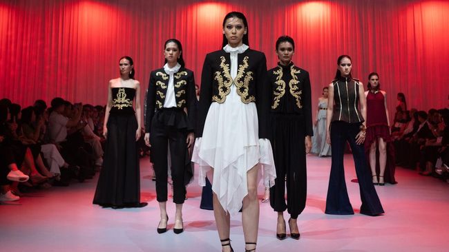 Koleksi Apres la Revolution dan Zirah Baroque yang Mengguncang Panggung Mode