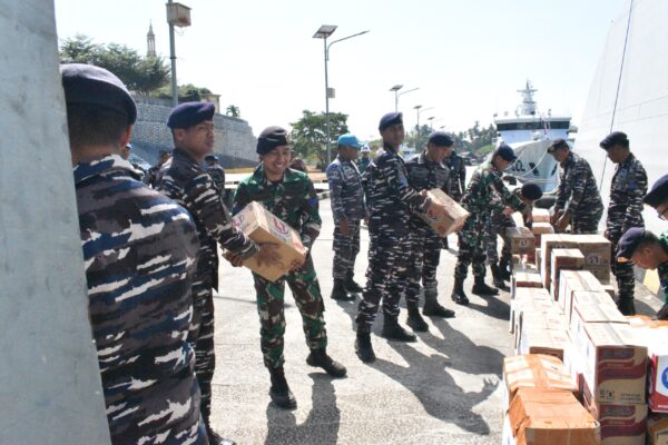 TNI dan BNPB: Logistik Darurat Menembus Pulau Terpencil Pascagempa NTT
