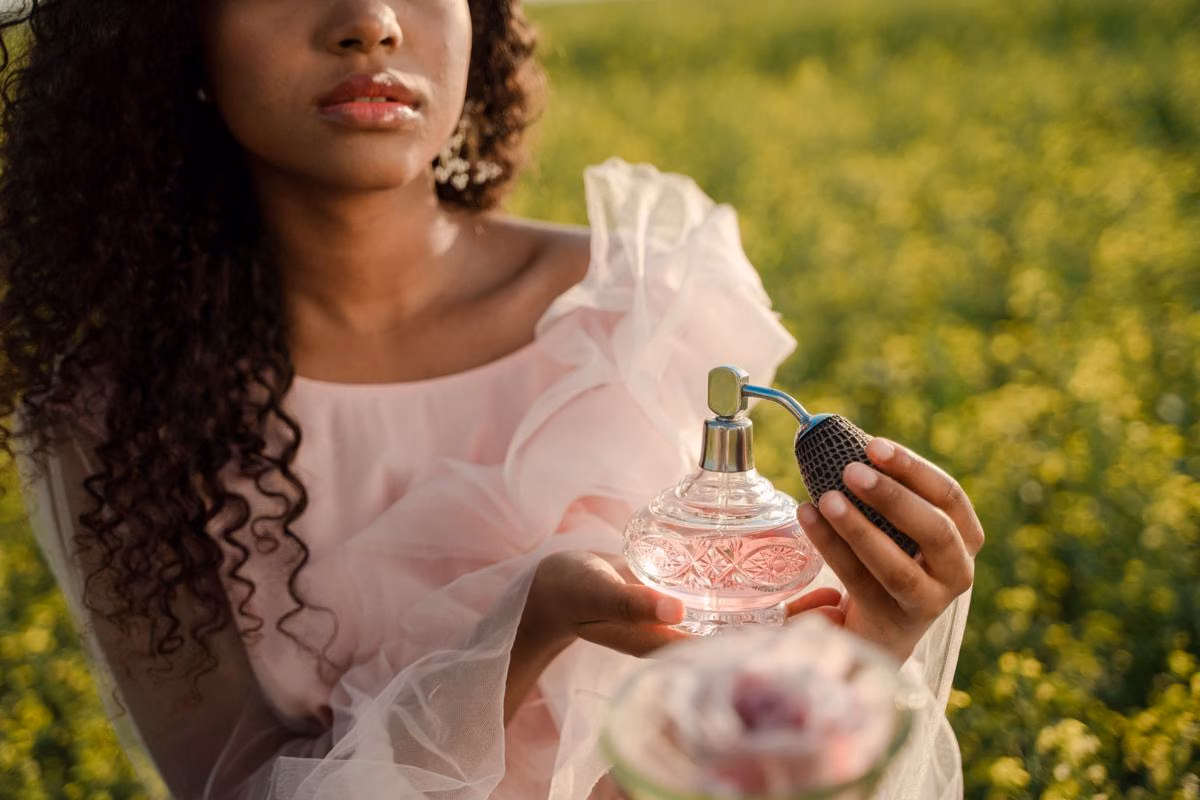 Cahaya Matahari dan Suhu Tinggi: Cara Menyimpan Parfum agar Tidak Cepat Rusak