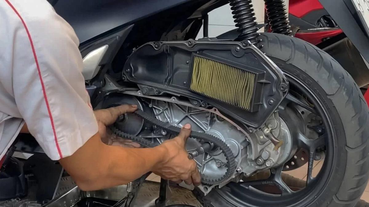 Motor Matik Gredek Saat Akselerasi: Kenali Penyebab dan Rawat CVT