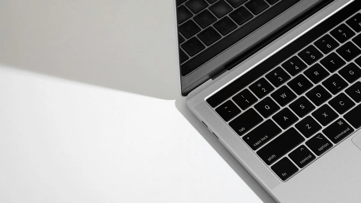 MacBook Ultra: OLED Sentuh dan Dynamic Island Mengubah Wajah Laptop Premium
